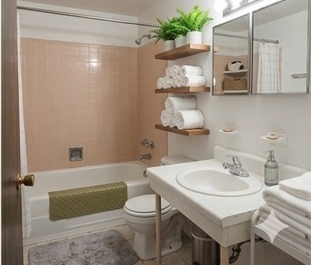 Imperial Manor bathroom with bathtub and vanity